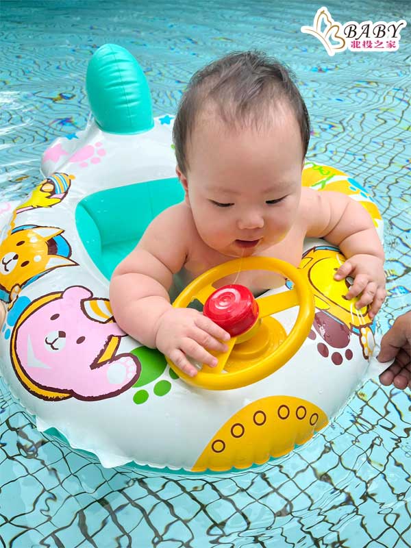 第一次游泳池玩水夏天給各位養眼一下
讓雙寶第一次的游泳體驗