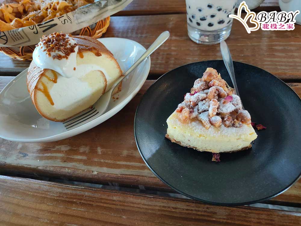 在新竹湖口山丘上的景觀咖啡館，必吃的美食包括海鹽生乳卷和核桃蛋糕，值得一試。