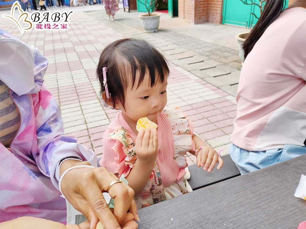 新竹湖口好客文創園區廣場前的童趣玩樂😆農產鋪裡可以逛逛，很多農產品跟伴手禮都有，還有有冷氣吹😄。小湯圓肚子餓餓，雙圓嬤給吃片米餅🌾