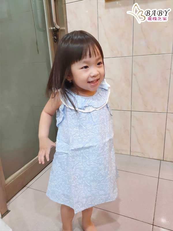 藍色森林童話小洋裝與紅色蝴蝶結小洋裝的完美搭配。