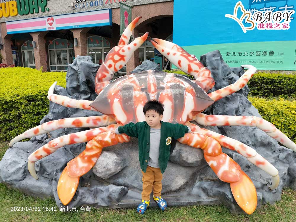 不僅如此，淡水漁人碼頭還有一個巨大的螃蟹裝置藝術。這個螃蟹造型栩栩如生，吸引了眾多遊客在此拍照留念。無論是大人還是小孩，都會被這個活潑可愛的螃蟹所吸引。