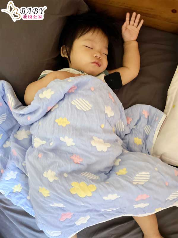 小皇帝誠誠｜可以安心使用的嬰兒用棉被-北投之家體貼藍雲彩寶寶被被｜寶寶模特兒代言北投之家06

