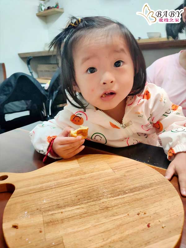 小湯圓吃掉了最後一口美味的鬆餅，臉上露出滿足的笑容。苗栗南庄老街這道甜品成為了他們苗栗南庄花卉節半日遊的完美結尾。