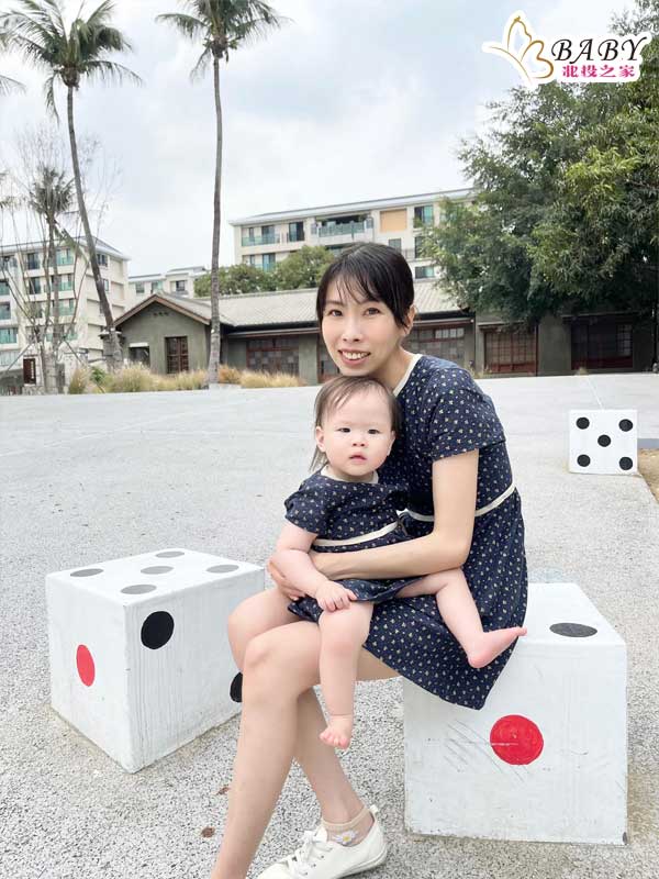 抵達台南水交社文化園區後，母女倆在有趣的骰子椅上留下了美好的回憶。