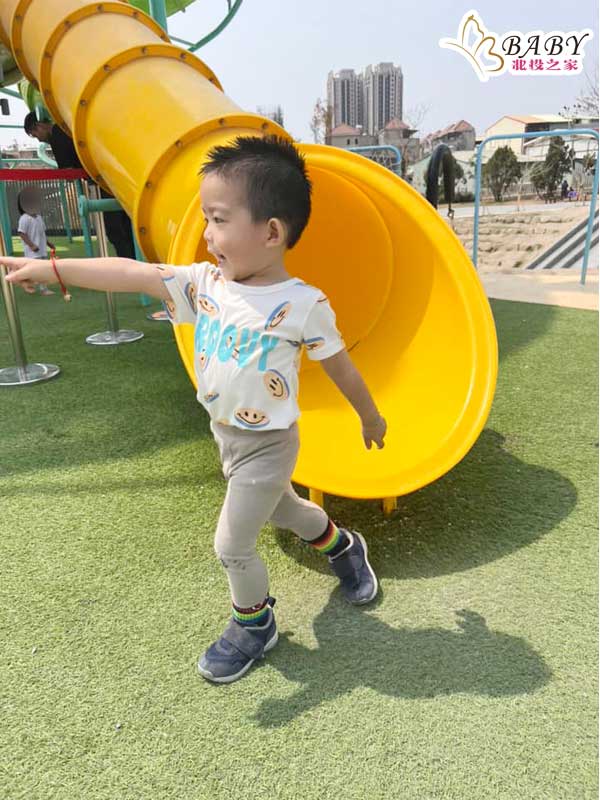 台中馬卡龍公園中央還有一個寬闊的草坪，可以讓孩子和家庭在此玩耍、野餐或踢足球。這裡是一個開放的場所，可以讓大家自由活動和享受陽光、空氣和草地。