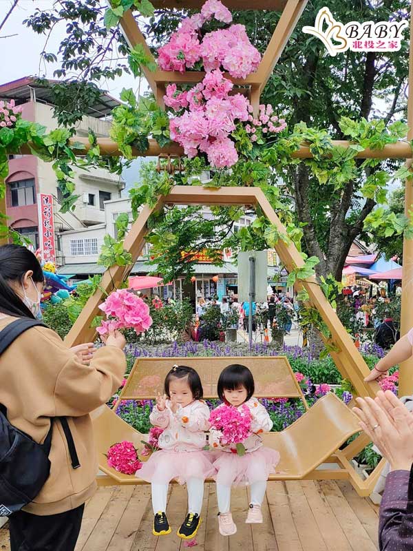 雙寶甜妞穿著可愛的小花裙，在花海中嬉戲。笑聲和歡樂，成為了苗栗南庄花卉節最美的風景之一。
