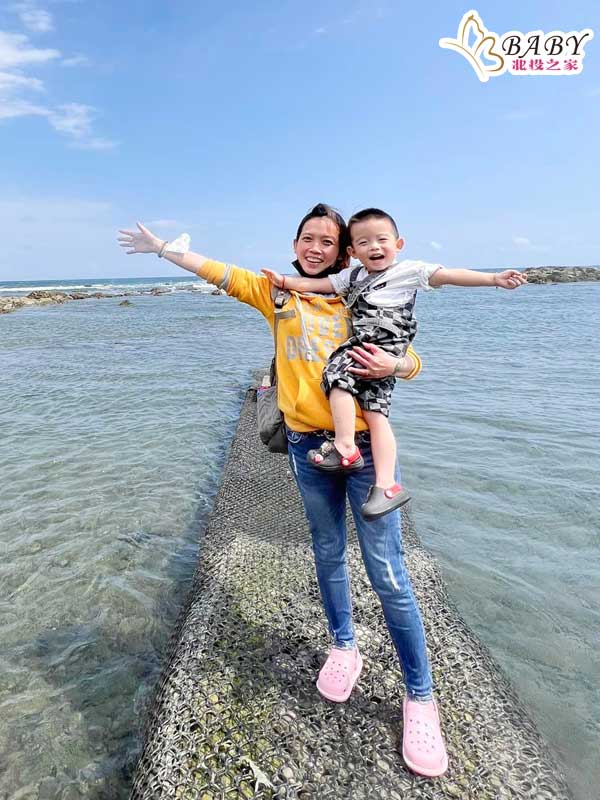 魏寶與媽媽在臺東縣富山漁業資源保育區共享海洋文化，一起欣賞美麗風景，一同體驗海洋生態，是難得的家庭親子時光。