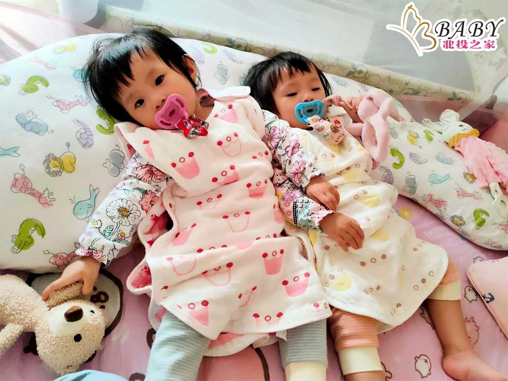 小寶貝們穿上真的好可愛🥰
媽咪之前也是在挑選雙寶甜妞寶貝們的睡眠神器防踢背心
看的款式多多款/難選擇/還要注重材質&透氣