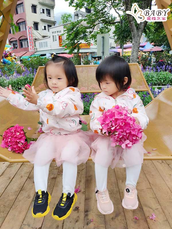 一家人坐在盪鞦韆上，感受著苗栗南庄花卉節春風的撫慰。在這裡，暫時忘卻了生活的煩惱，享受著大自然賦予的寧靜與美好。