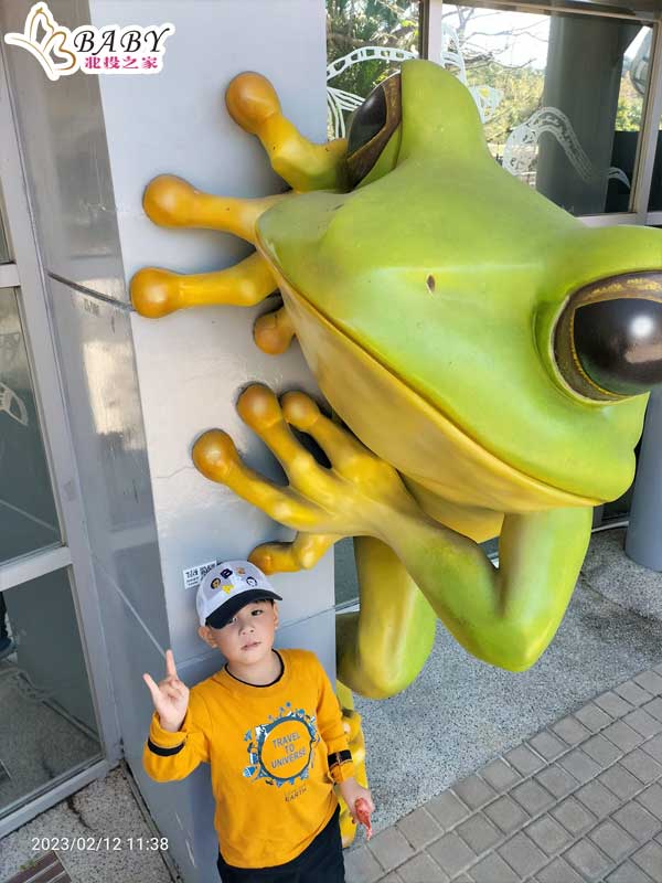 臺北市立動物園兩棲爬蟲動物館門口放置一隻大海蛙模型，模型造型逼真，讓人忍不住想要拍照留念