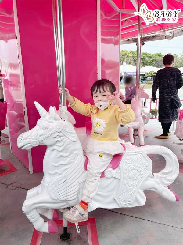 屏東熱帶農業博覽會旋轉木馬也是另一個受小朋友們歡迎的設施，妞妞姊姊上去體驗了一下。