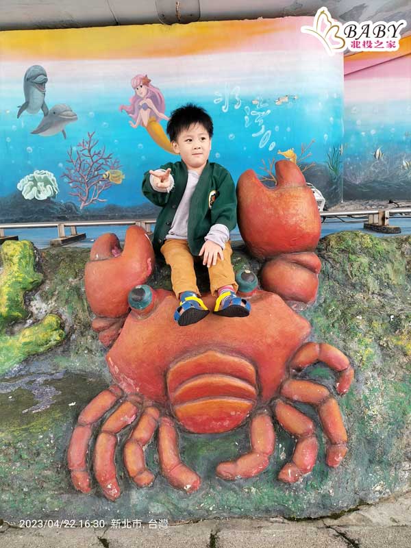 在淡水漁人碼頭，你還可以找到一個可愛的螃蟹座椅。坐在這個螃蟹上，感受海風吹拂，讓人心情愉悅。