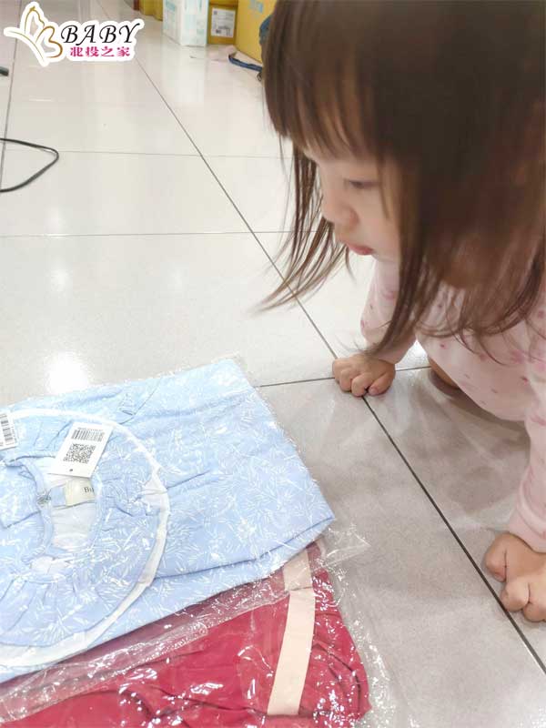 精心準備的禮物｜時尚寶寶-藍色森林童話小洋裝與紅色蝴蝶結小洋裝試穿心得

收到北投之家用心準備的互動禮物，讓我們的寶寶恩恩有了夏日的時尚穿搭。這次收到的禮物是一套美麗的藍色森林童話小洋裝和紅色蝴蝶結小洋裝，讓恩恩充滿活力和夢幻感。