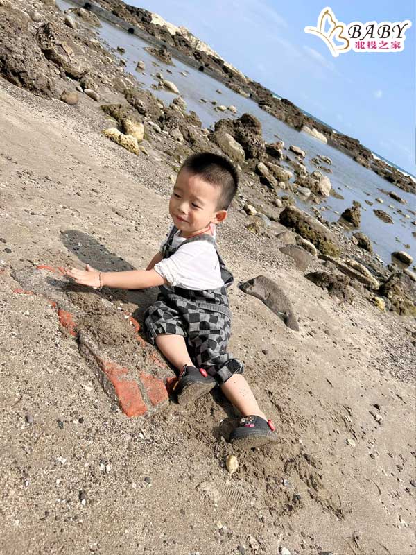 臺東縣富山漁業資源保育區沙灘上的細沙，讓人想撲上去感受。