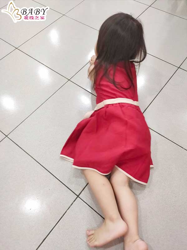 無論是休閒或正式場合，這兩款小洋裝都非常適合。特別是隱藏式拉鏈和下擺的小波浪設計，讓穿脫更方便。
恩恩穿上紅色蝴蝶結小洋裝，展現出不同的風格。