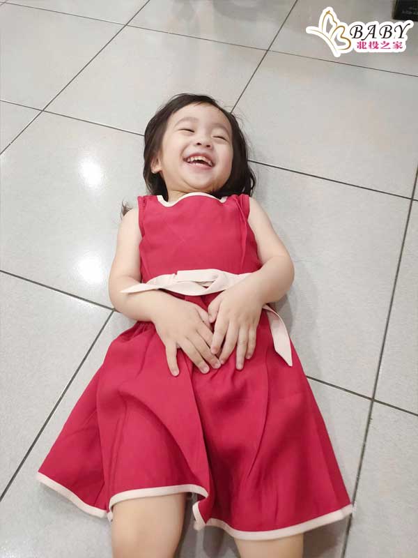 紅色蝴蝶結小洋裝則為恩恩增添了一份活潑與熱情。高質感的布料讓恩恩穿得非常舒適，彈性極佳。