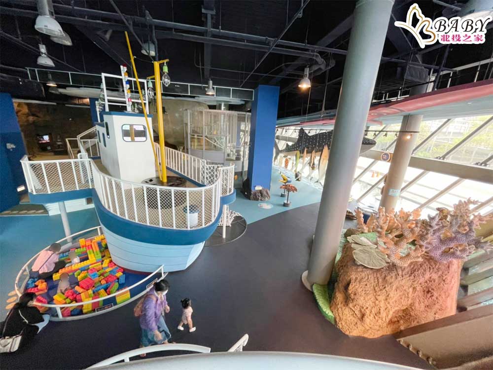 海科館兒童遊戲廳，空間真的很大，非常適合孩子到處跑跳