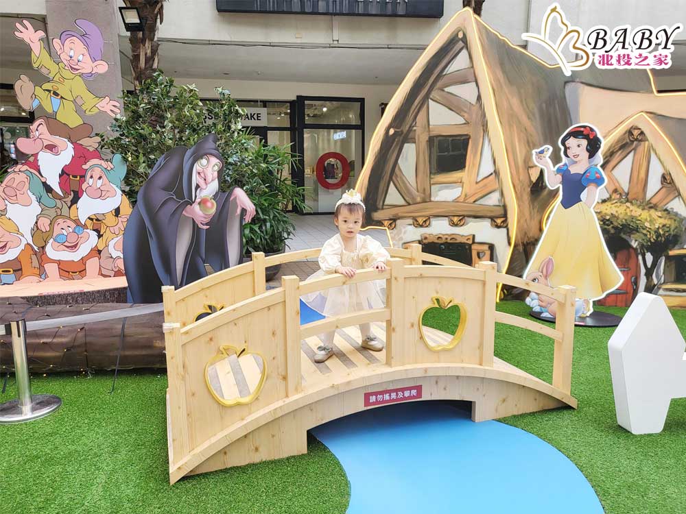 2023新北親子景點推薦｜9個孩子的玩樂天堂-寓教於樂，還能學習生活知識｜北投之家推薦新北景點07
新北親子景點推薦7：林口區－林口三井OUTLET

新北親子景點當然不能錯過林口三井OUTLET。每年的聖誕節，這裡都會布置成迪士尼主題的燈飾活動，讓你和孩子們在購物的同時，也能感受到濃濃的聖誕氣氛。

閱讀更多👉👉  新北林口三井OUTLET聖誕節活動-相遇迪士尼公主主題燈飾活動

營業時間：11:00–21:30(週一至週四)，11:00–22:00(週五至週日)，10:30–22:00(週六至週日)
☎️電話：(02)2606-8666
🏡地址：244新北市林口區文化三路一段356號