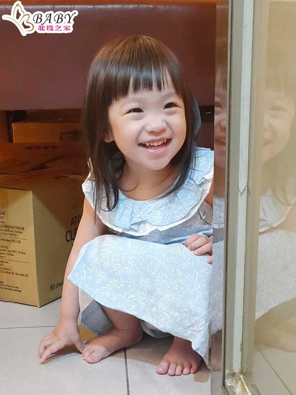 恩恩和媽咪共同感謝北投之家用心準備的互動禮物。

真的非常感謝北投之家用心準備的互動禮物，讓我們的寶貝恩恩能夠穿上漂亮又有質感的藍色森林童話小洋裝