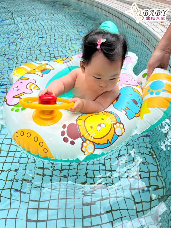 結果意外很喜歡第一次游泳池玩水
媽媽回家立馬下單嬰兒泳裝😂😂😂