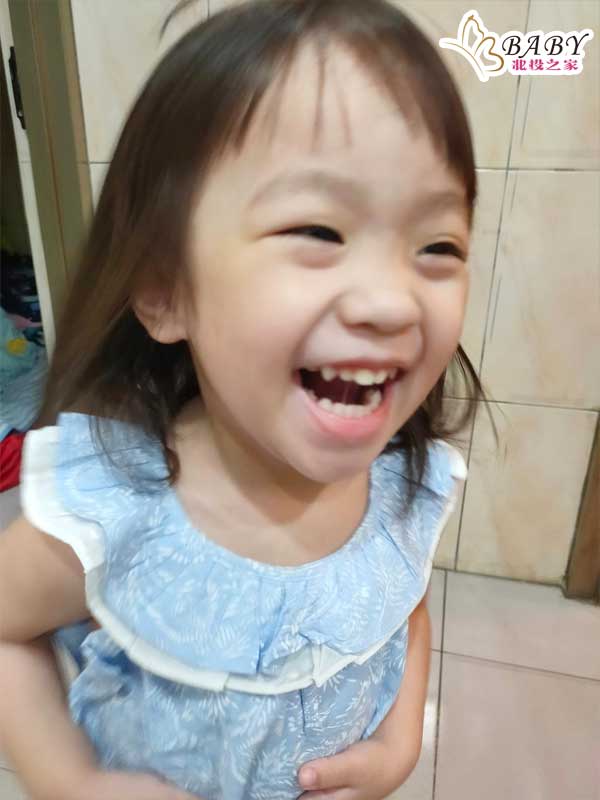 藍色森林童話小洋裝，獨特的叢林花鳥圖樣和雙層荷葉花邊讓恩恩顯得秀氣又典雅。
恩恩穿上藍色森林童話小洋裝，在夏天外出遊玩時非常適合。