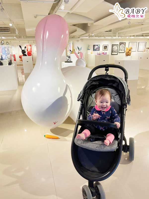 高雄市文化中心展覽廳裡有很多用不同方式呈現的兔子裝飾品，展示了2023兔發奇祥新春創意特展不同的文化和手藝。