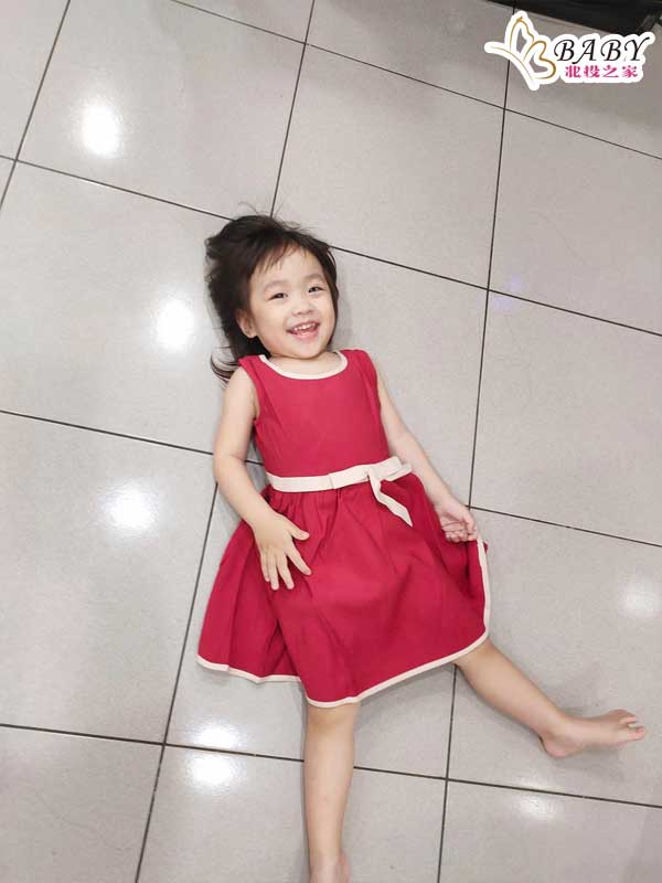 紅色蝴蝶結小洋裝，讓恩恩展現活潑的一面。
恩恩穿著紅色蝴蝶結小洋裝擺pose，媽咪幫忙拍照。