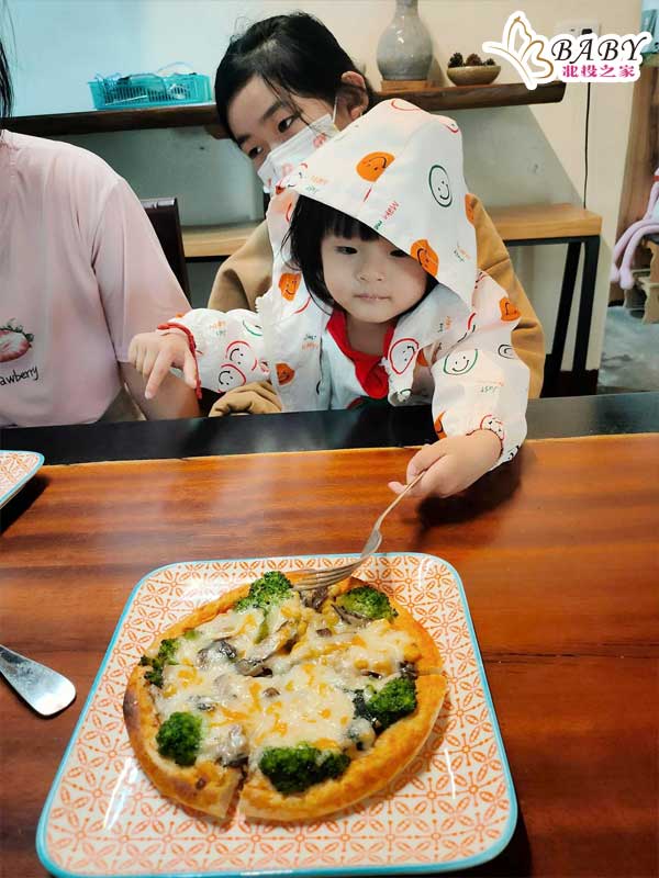 雙寶甜妞一家在苗栗南庄老街品嚐了美味的小披薩，這道美食讓他們的味蕾綻放出無盡的喜悅。