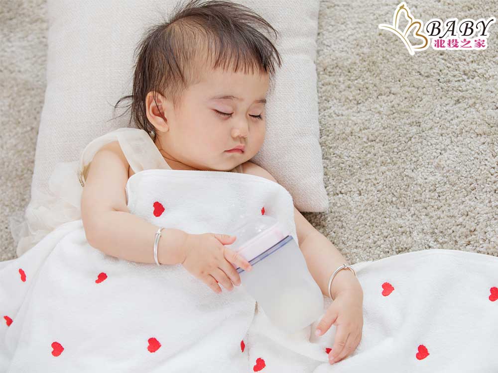 嬰兒睡眠不足是寶寶長不大的元兇?學習這些方法，北投之家幫助孩子提高睡眠品質｜北投之家育兒知識02
其次，食物也是影響孩子睡眠品質長不大的一個重要因素。吃好吃飽吃滿有助於孩子的睡眠品質。

最後，選擇一個舒適安全的睡眠環境也是影響孩子睡眠品質的重要因素之一。孩子的睡眠環境應該舒適、安全，避免噪音和強光的刺激，從而讓孩子更容易入睡。而北投之家寶寶被就是一款專為睡眠不足長不大的寶寶打造的安全舒適的睡袋，為孩子提供一個最適合的睡眠環境，讓孩子安心入睡。北投之家寶寶被的材質柔軟舒適，有助於孩子的睡眠品質提高，並且具有安全保護功能，不用擔心寶寶長不大，從而讓父母更放心。

寶寶是每個家庭的寶貝，讓寶貝成長是每個父母的責任。而提高孩子的睡眠品質是保證孩子成長的重要一步。建立穩定的睡眠習慣、選擇食物和提供舒適安全的睡眠環境，是提高孩子睡眠品質遠離睡眠不足的重要因素。而北投之家寶寶被，就是父母們打造最適合孩子睡眠環境的最佳選擇，讓寶寶遠離長不大的問題，快樂成長！現在就購買北投之家寶寶被，讓您的孩子擁有更好的睡眠品質！