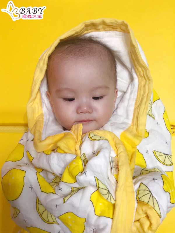 北投之家嬰兒浴巾是一款由100%純棉製成的紗布嬰兒專用浴巾。它不僅能夠保護嬰兒肌膚，還能夠讓您的寶寶在洗澡時感受到最柔軟舒適的呵護。不論您是新手媽媽還是經驗豐富的家長，網購北投之家BB浴巾都能滿足您對嬰兒護理的需求。