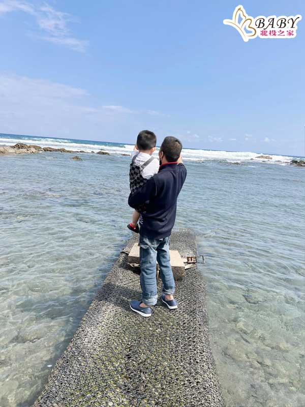 爸爸帶魏寶看美麗的海岸風景，一起玩沙子，還看到寄居蟹和魚兒。在臺東縣富山漁業資源保育區親子時光真的很快樂！