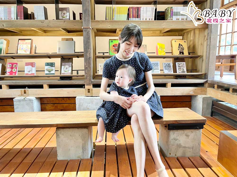 母女倆在台南水交社文化園區的書店中，欣賞著滿架的書籍。