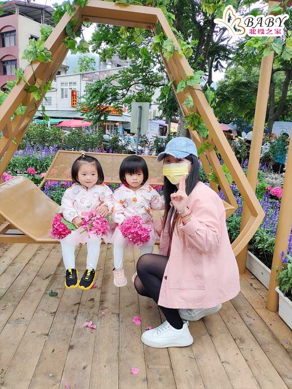 媽咪和孩子們一起拍照，記錄下苗栗南庄花卉節這難忘的時光。在繽紛的花海中，將這份快樂和幸福永遠定格在相片上。