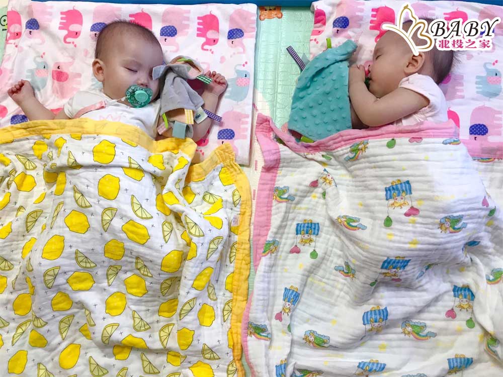 16款北投之家好眠沐浴組合|0-7歲小朋友寢具超值組合-寶寶被+兒童浴巾|北投之家寶寶用品|北投之家 16款北投之家好眠沐浴組合|0-7歲小朋友寢具超值組合-寶寶被+兒童浴巾|北投之家寶寶用品01
親愛的媽媽們,你們是否曾經面臨過這樣的困擾?寶寶的睡眠品質不好,無法享受深度的夢境。或者是寶寶沐浴後,因為浴巾不吸水、不柔軟,讓寶寶感到不舒服。北投之家為了解決媽媽們的煩惱,特別推出了16款「好眠沐浴組合」。這些組合適合0-7歲小朋友使用的寢具超值組合,組合內包含寶寶被和兒童浴巾,物超所值。