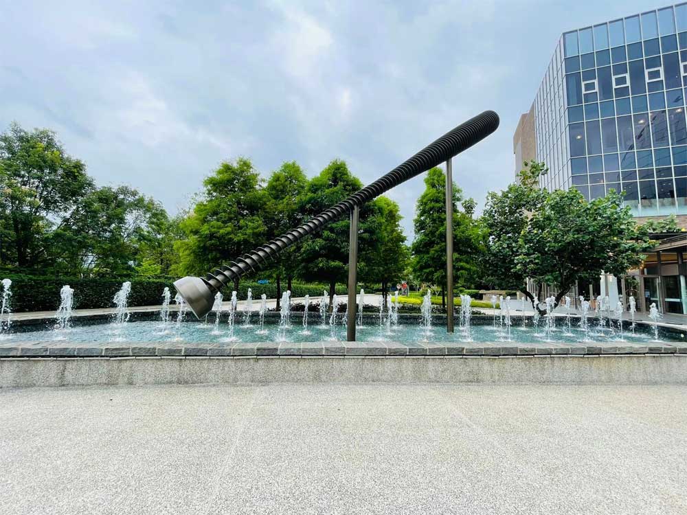 桃園龍潭名人堂花園大飯店-探索台灣的美,打造旅遊新記憶的景點|女鵝JuJu|北投之家分享寶寶喜悅|北投之家 桃園龍潭名人堂花園大飯店|探索台灣的美
一進入桃園龍潭名人堂花園大飯店大門,你會看到一個巨大的棒球裝置藝術作為飯店的代表象徵。這個大球棒對於桃園龍潭名人堂花園大飯店來說,不僅僅是一種裝飾,更是對棒球運動的熱愛與尊重的象徵。在這裡,不僅有對運動的熱情,更有對歷史的敬畏。