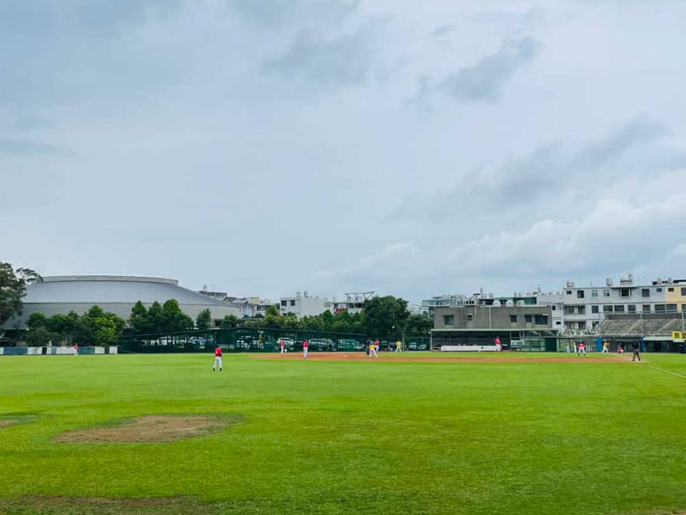 桃園龍潭名人堂花園大飯店-探索台灣的美,打造旅遊新記憶的景點|女鵝JuJu|北投之家分享寶寶喜悅|北投之家 飯店的旁邊,還有一個球場,是專為企業成棒隊設計的比賽場地。桃園龍潭名人堂花園大飯店的這個設施,不僅提供了適合專業運動員訓練的場地,也為棒球愛好者提供了一個欣賞比賽的好去處。