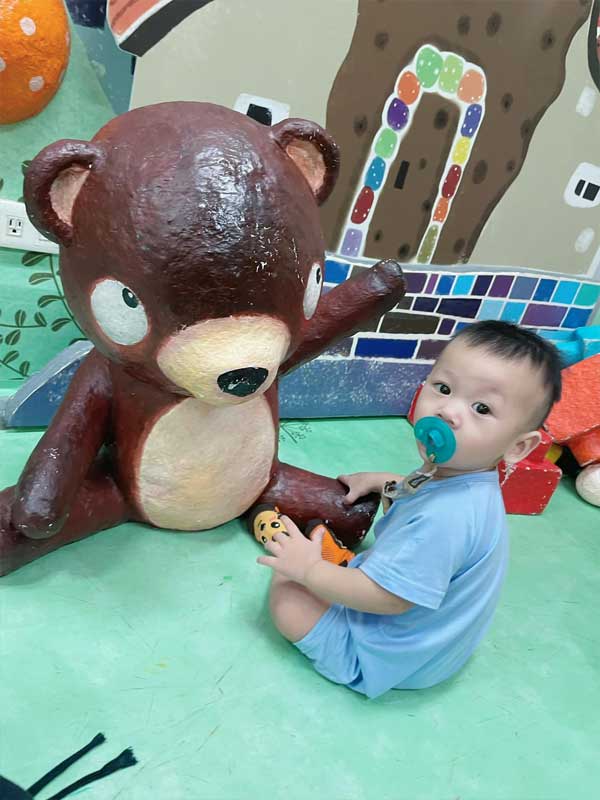 台南市兒童科學館｜讓孩子體驗學習的樂趣
在台南市兒童科學館，熊熊也跟小乖打了個招呼，這種人偶角色能激發孩子們的愛心。