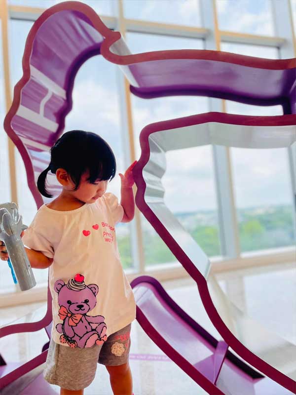 桃園龍潭名人堂花園大飯店-探索台灣的美,打造旅遊新記憶的景點|女鵝JuJu|北投之家分享寶寶喜悅|北投之家 在桃園龍潭名人堂花園大飯店七樓,有著一處獨特的裝置藝術。這些空心的棒球動作造型,不僅饒富趣味,更是拍照的好地方。