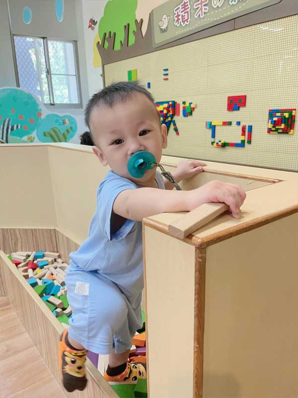 台南市兒童科學館｜讓孩子體驗學習的樂趣
台南市兒童科學館積木區域裡，有各式各樣的積木和樂高，讓小乖可以自由創作，這不僅能刺激他的創造力，還能提高他的手眼協調能力。