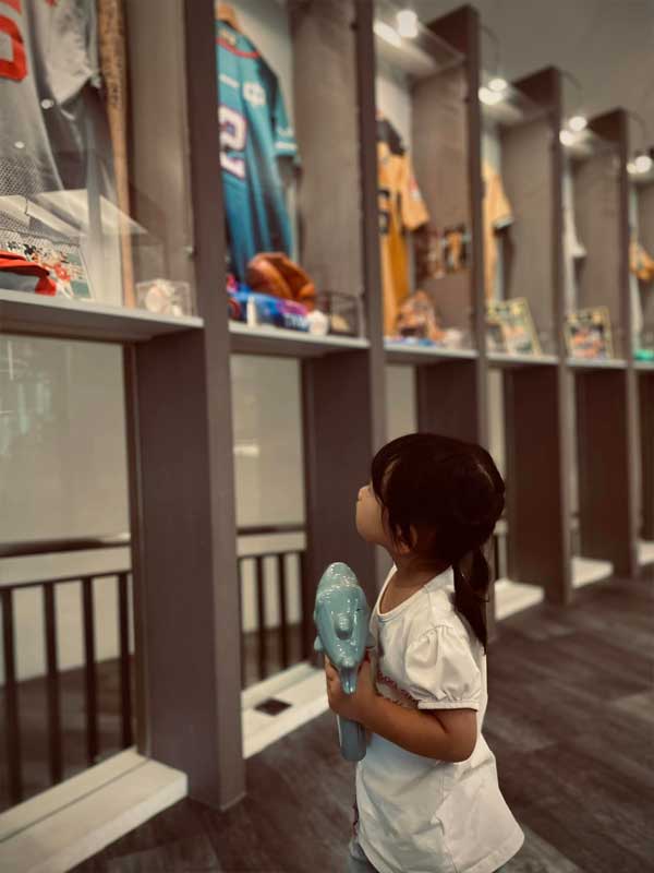 桃園龍潭名人堂花園大飯店-探索台灣的美,打造旅遊新記憶的景點|女鵝JuJu|北投之家分享寶寶喜悅|北投之家 小朋友的注意力總是如此短暫,桃園龍潭名人堂花園大飯店櫥窗的吸引力也只維持了一分鐘。這也許就是孩子們的魅力之一,讓人永遠猜不透他們的下一步。