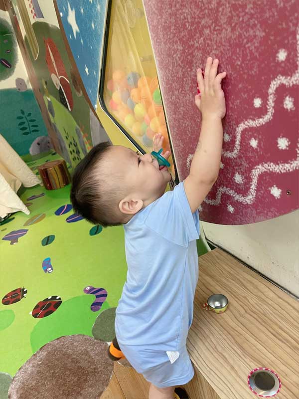 台南市兒童科學館｜讓孩子體驗學習的樂趣
台南市兒童科學館的球池區域，提供了孩子們一個放鬆遊玩的空間，能體驗投擲與接住球的快樂。