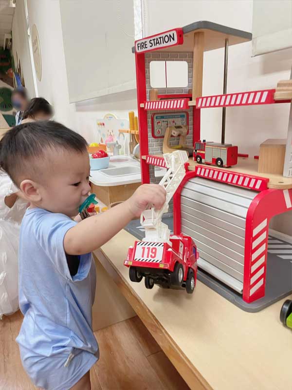 台南市兒童科學館｜讓孩子體驗學習的樂趣
台南市兒童科學館消防車玩具吸引了小乖的目光，他在模擬的情境中體驗了一次擔任消防員的角色。