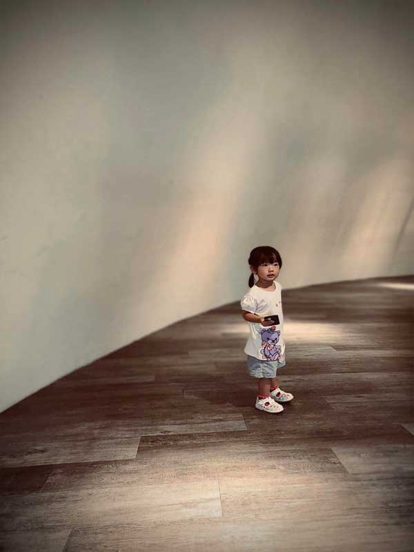 桃園龍潭名人堂花園大飯店-探索台灣的美,打造旅遊新記憶的景點|女鵝JuJu|北投之家分享寶寶喜悅|北投之家 我們匆忙地在大廳內拍了幾張照片,然後就離開了這裡。但對於桃園龍潭名人堂花園大飯店,我們還有許多未完成的探索。