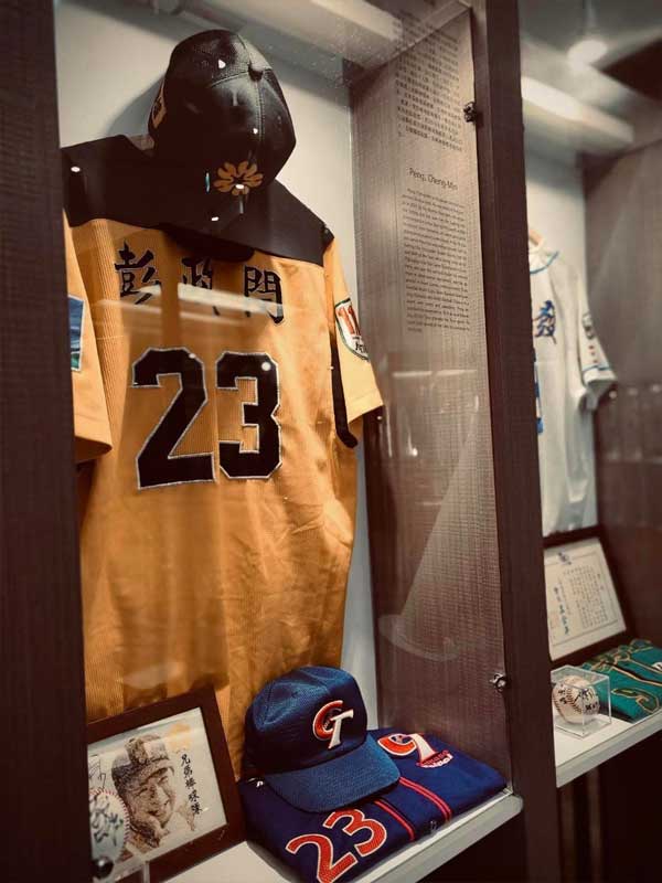 桃園龍潭名人堂花園大飯店-探索台灣的美,打造旅遊新記憶的景點|女鵝JuJu|北投之家分享寶寶喜悅|北投之家 在這裡,我們看到了永遠的兄弟恰恰,以及他的球衣和相關的棒球資訊。這些都是在桃園龍潭名人堂花園大飯店才能看到的珍貴展品。