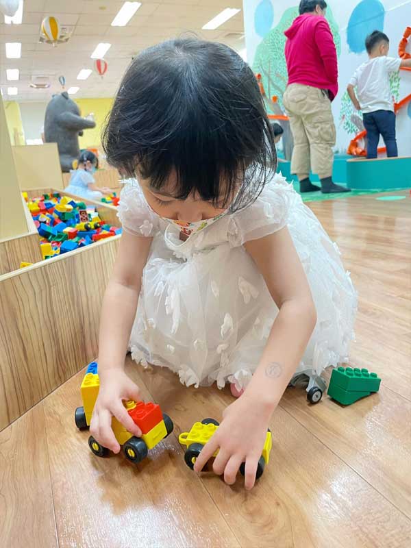 台南市兒童科學館｜讓孩子體驗學習的樂趣
妞妞在台南市兒童科學館積木車區投入了許多時間，這裡的遊具可以讓孩子們更深入地理解物理學的基本原理。