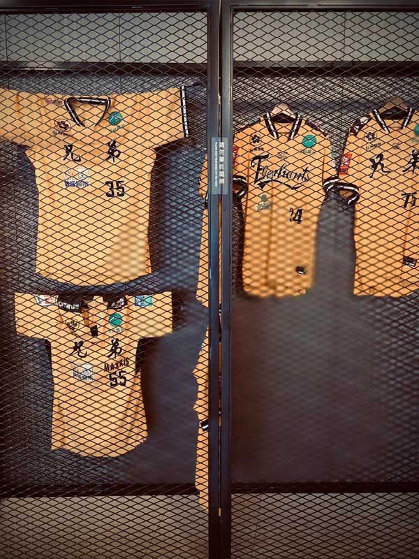 桃園龍潭名人堂花園大飯店-探索台灣的美,打造旅遊新記憶的景點|女鵝JuJu|北投之家分享寶寶喜悅|北投之家 這裡還有很多兄弟象球衣,讓人感受到濃濃的棒球風情。在桃園龍潭名人堂花園大飯店,你可以一邊遊玩,一邊了解棒球的精神和歷史。