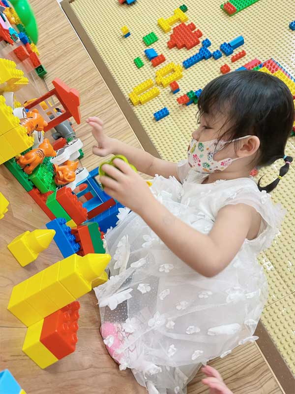 台南市兒童科學館｜讓孩子體驗學習的樂趣
在台南市兒童科學館，姊姊也開始嘗試玩樂高，學習組裝和創建自己的作品。