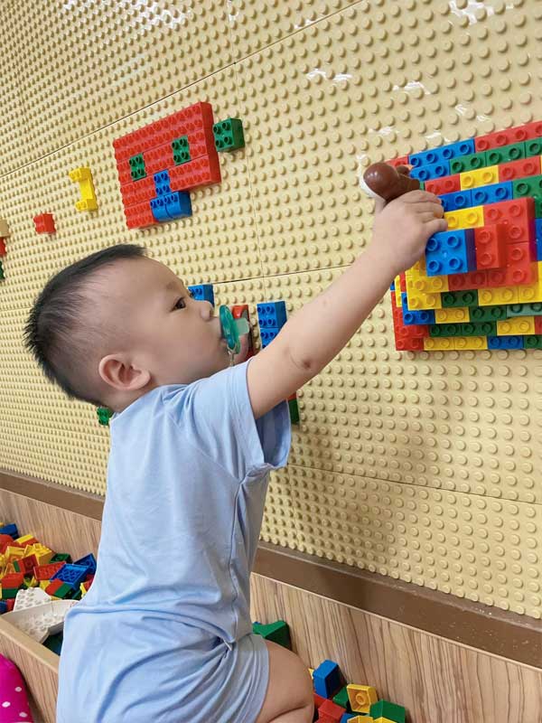 台南市兒童科學館｜讓孩子體驗學習的樂趣
小乖也不輸給姊姊，他用自己的方式玩起了樂高，讓我們看到了他的集中力和毅力。他會按照自己的想法去組裝樂高，這樣的過程不僅提高了他的動手能力，也激發了他的創造力。台南市兒童科學館的樂高區，就像一個實現孩子們夢想的平台。