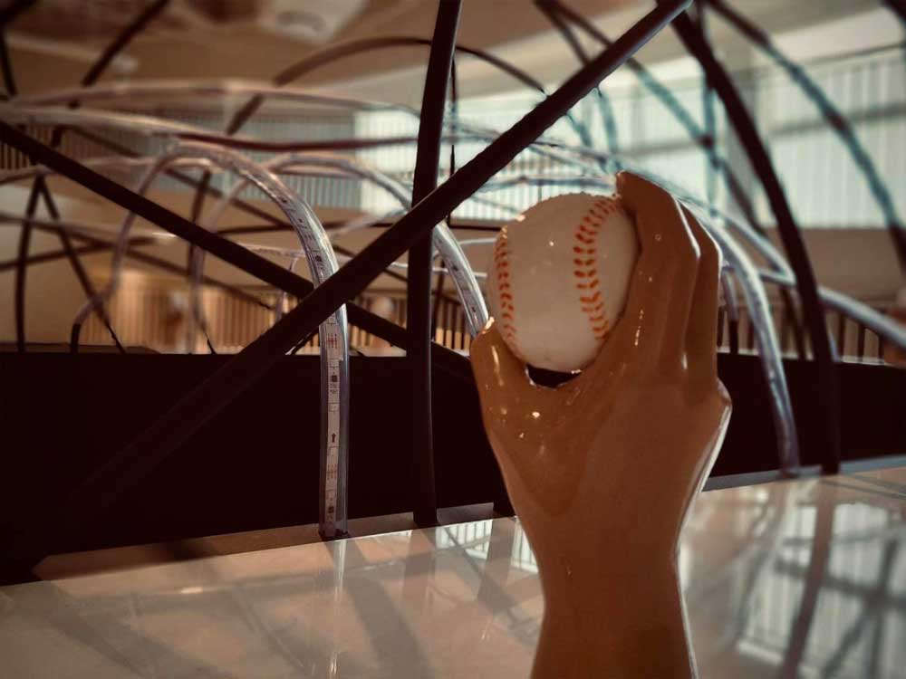 桃園龍潭名人堂花園大飯店-探索台灣的美,打造旅遊新記憶的景點|女鵝JuJu|北投之家分享寶寶喜悅|北投之家 桃園龍潭名人堂花園大飯店提供了許多學習棒球的機會,變化球的握法,是其中一個寶貴的學習內容。