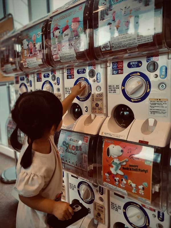 桃園龍潭名人堂花園大飯店-探索台灣的美,打造旅遊新記憶的景點|女鵝JuJu|北投之家分享寶寶喜悅|北投之家 JuJu看到轉蛋機就忍不住開始轉起來,似乎已經完全忘記了我們還在桃園龍潭名人堂花園大飯店。